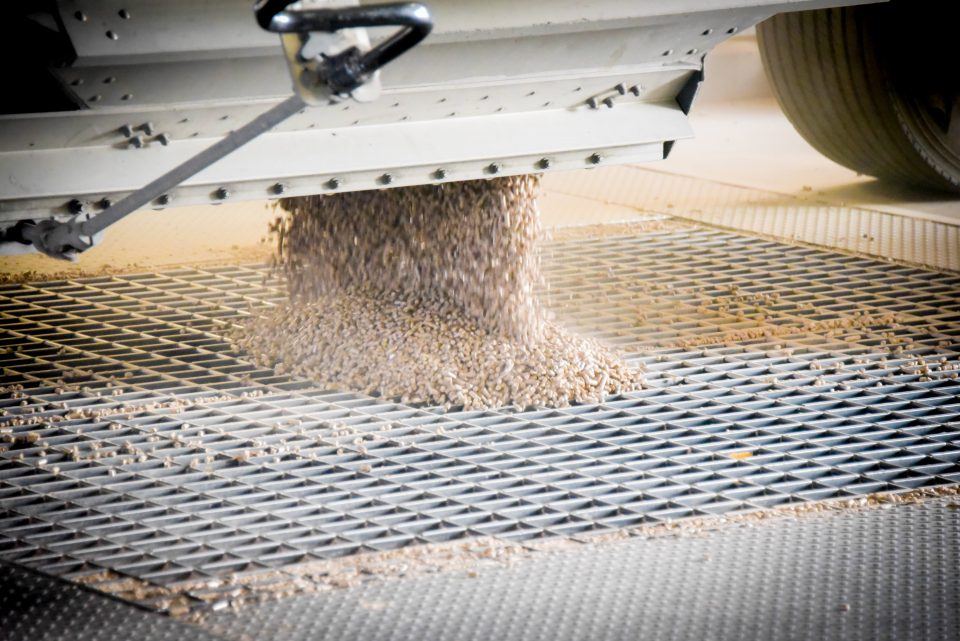 déchargement des matériaux en vrac (pellets) dans la fosse