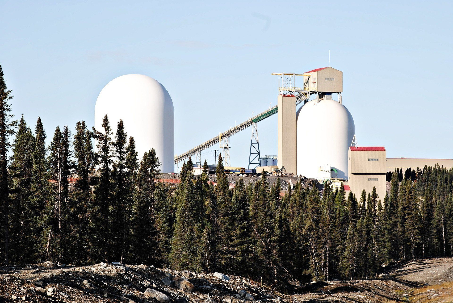 Iron ore bulk storage dome silos